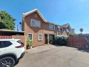 Casa en venta en Condominio los rosales, La Reina - 4 dormitorios, 3 baños