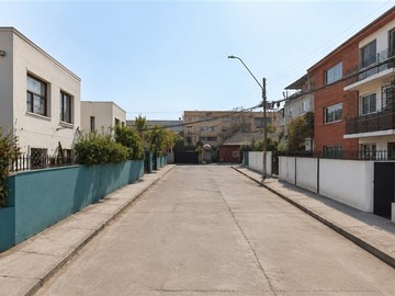 Casa en venta en Diagonal Oriente / Marchant Pereira, Providencia - 4 dormitorios, 2 baños