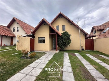 Casa en arriendo mensual en Quebrada de Macul, Peñalolén - 4 dormitorios, 3 baños