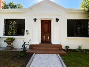 Casa en arriendo mensual en Casa Arriendo Luminosa y remodelada !! (144429), Las Condes - 3 dormitorios, 4 baños