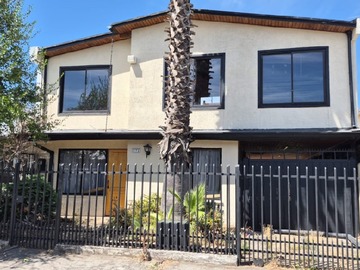 Casa en venta en Vendo casa en sector residencial cercano a universidades, Chillán - 4 dormitorios, 2 baños