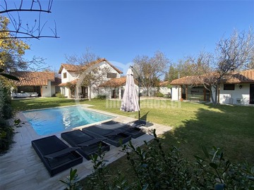 Casa en venta en Los Nogales / Pedro Lira Urquieta, Lo Barnechea - 7 dormitorios, 6 baños