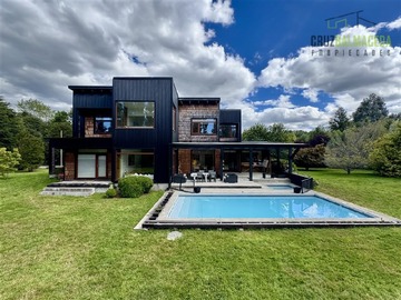 Casa en venta en Parque Stocker, Puerto Varas - 4 dormitorios, 3 baños