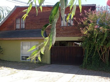 Casa en venta en Pasaje Las Rosas, Chillán - 4 dormitorios, 1 baño