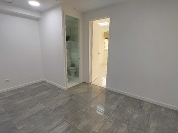 Oficina en arriendo mensual en Frente al metro los leones, impecable, 32m2 (173556), Providencia - 1 baño
