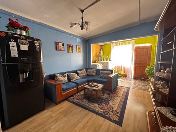 Casa en venta en Adriana Ugarte 3100, Santiago - 4 dormitorios, 1 baño