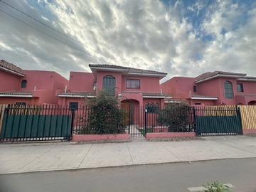 Casa en arriendo mensual en Conjunto residencial altos de cisternas, La Serena - 4 dormitorios, 3 baños