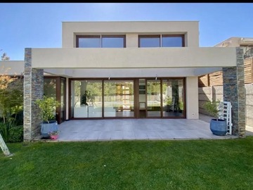 Casa en venta en Casa con piscina y jardín en condominio (179933), Colina - 4 dormitorios, 4 baños