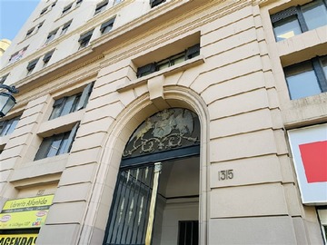 Oficina en venta en Oficina 111 metros la moneda, Santiago - 3 dormitorios, 2 baños