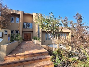 Casa en venta en Santa María de Maquehue, Vitacura - 5 dormitorios, 4 baños