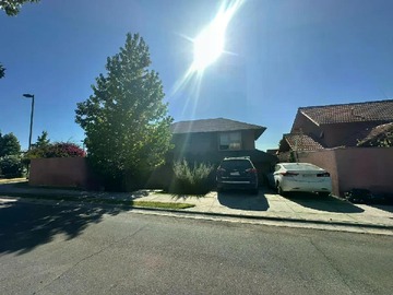 Casa en venta en Av. Los Presidentes 8912, casa 104, Peñalolén - 5 dormitorios, 4 baños