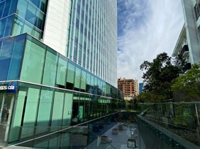 Oficina en arriendo mensual en Av Apoquindo/ Metro Manquehue, Las Condes - 2 baños