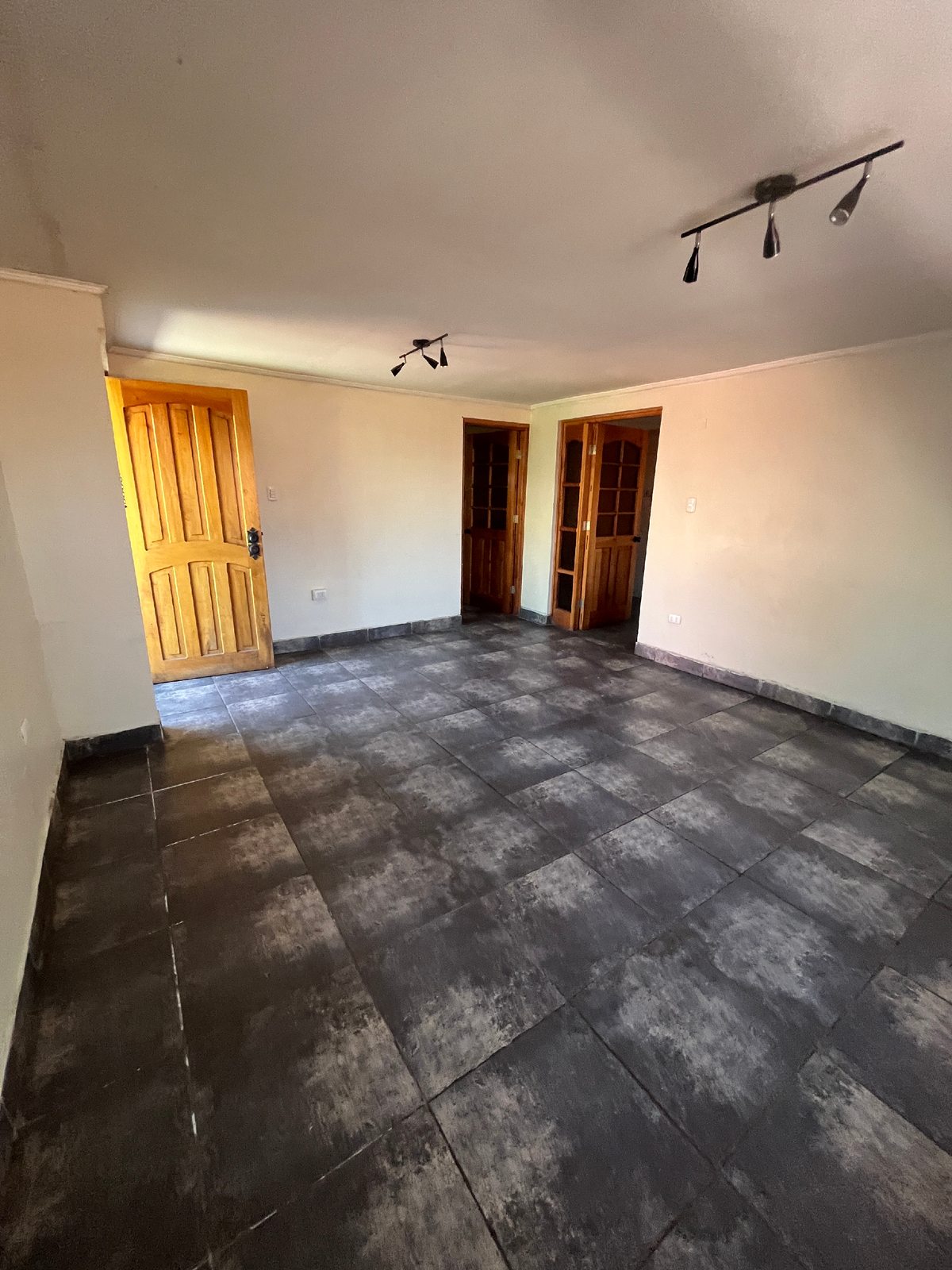 Linda Casa de 2 Pisos, A Pasos de República con Illanes.