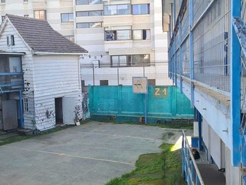 Patio principal con cancha de basquetbol