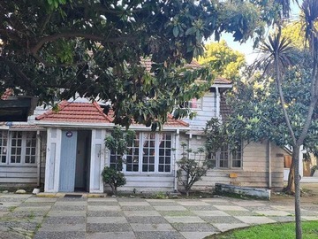 Entrada con antejardín