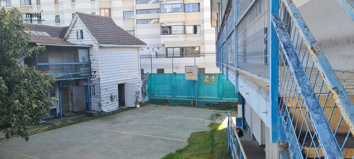 Patio principal con cancha de basquetbol