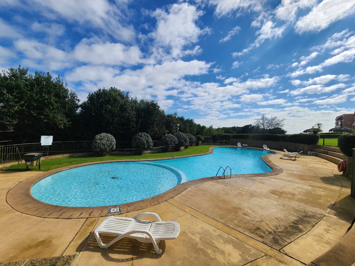Piscina - áreas verdes.