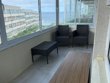 Amplia terraza cerrada con ventanales