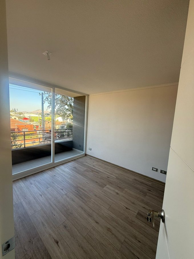Dormitorio con salida a balcón