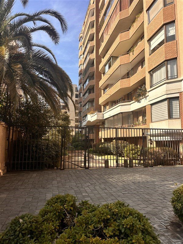 Departamento en Arriendo en Las Condes, Excelente depto. En arriendo 4 dormitorios 3 baños mas dormitorio servicio con baño un estacionamenito mas bodega.