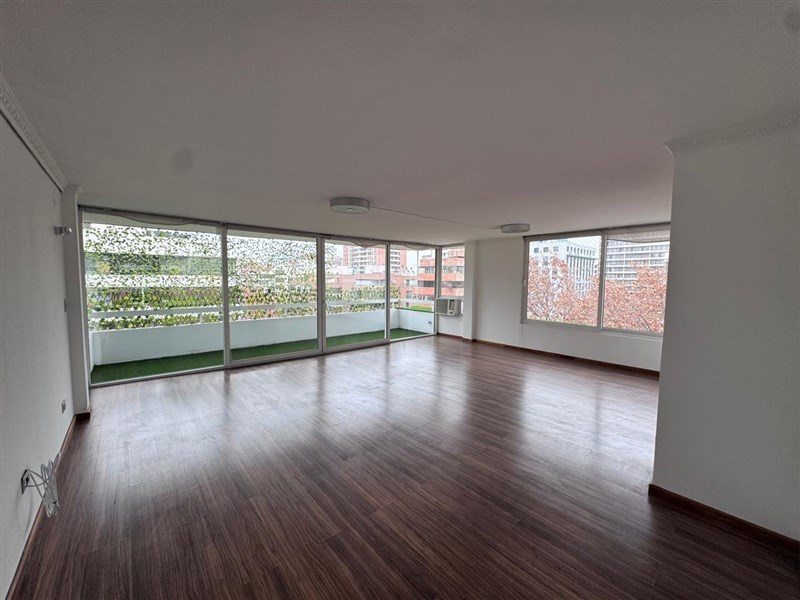 Departamento en Arriendo en Las Condes, Recién remodelado a pasos del metro El Golf