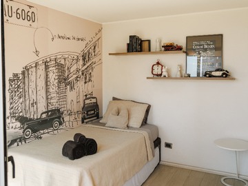 Habitación con cama nido y baño en suit