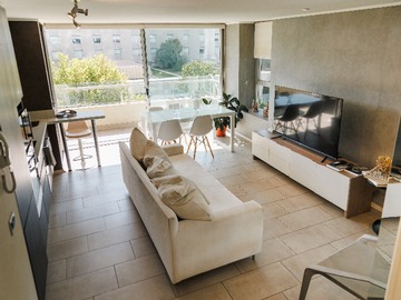     Living comedor amplio y luminoso, completamente amoblado