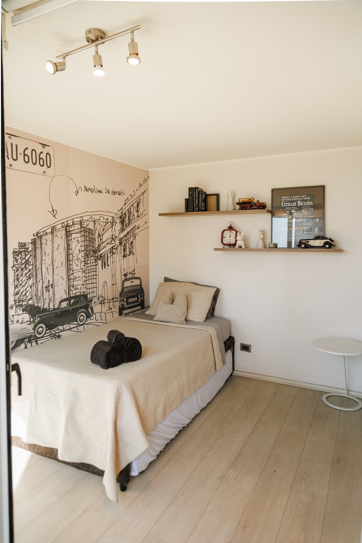 Habitación con cama nido y baño en suit