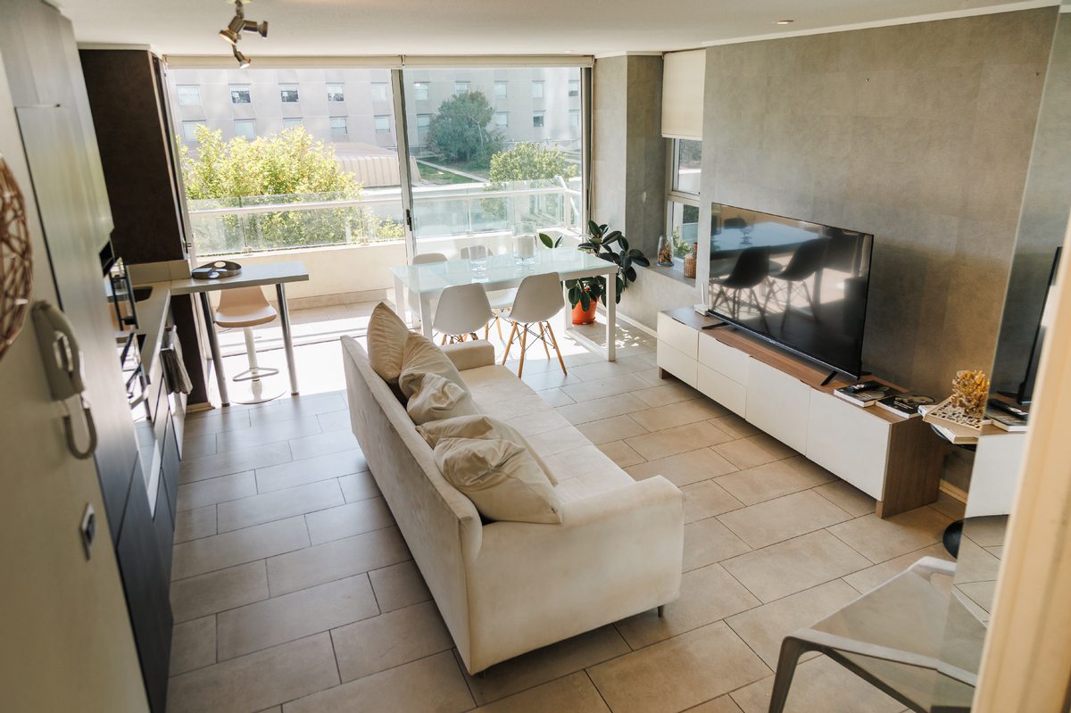     Living comedor amplio y luminoso, completamente amoblado