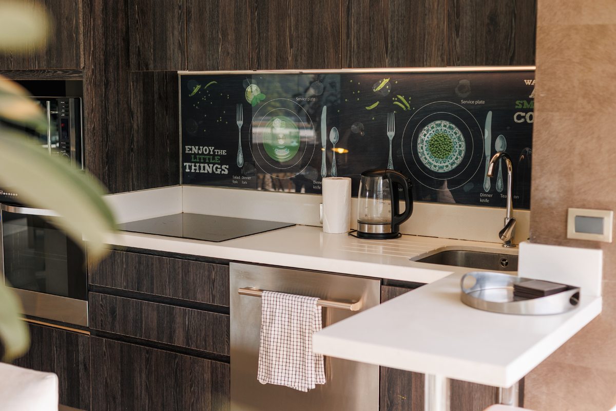 Cocina con mesa de diario 