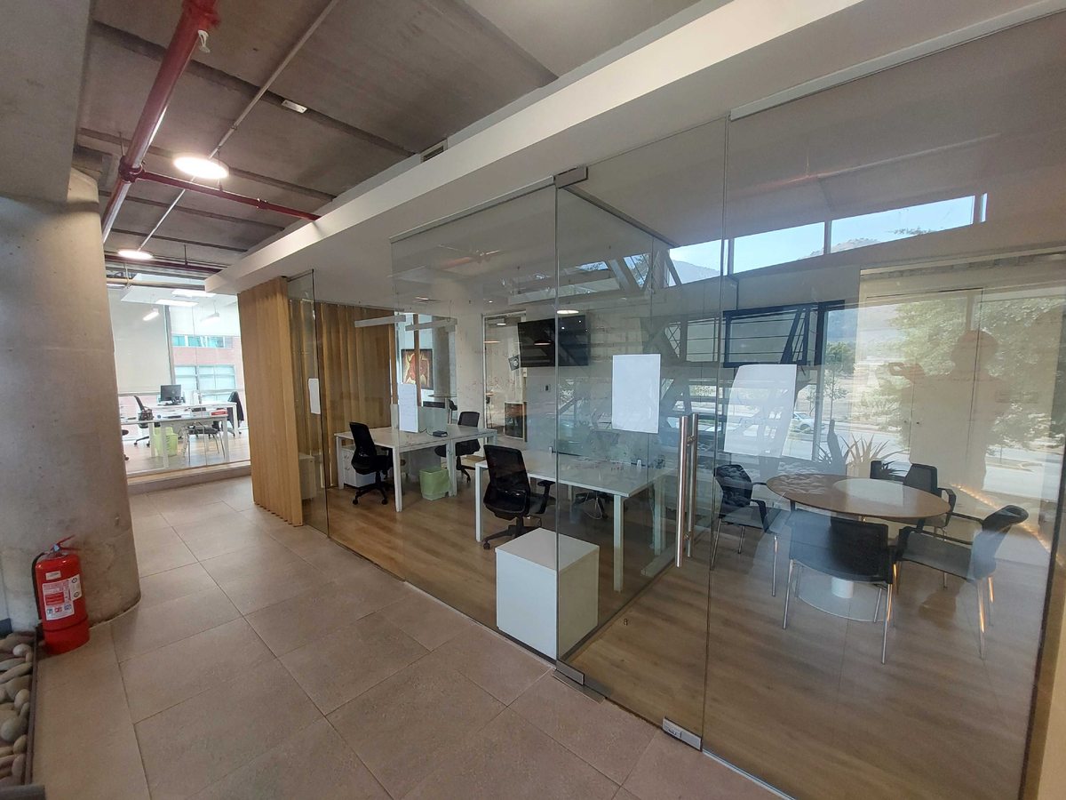 Oficina en Arriendo en Huechuraba, Excelente oferta/ amoblada y c/12 estacionamient (174851)