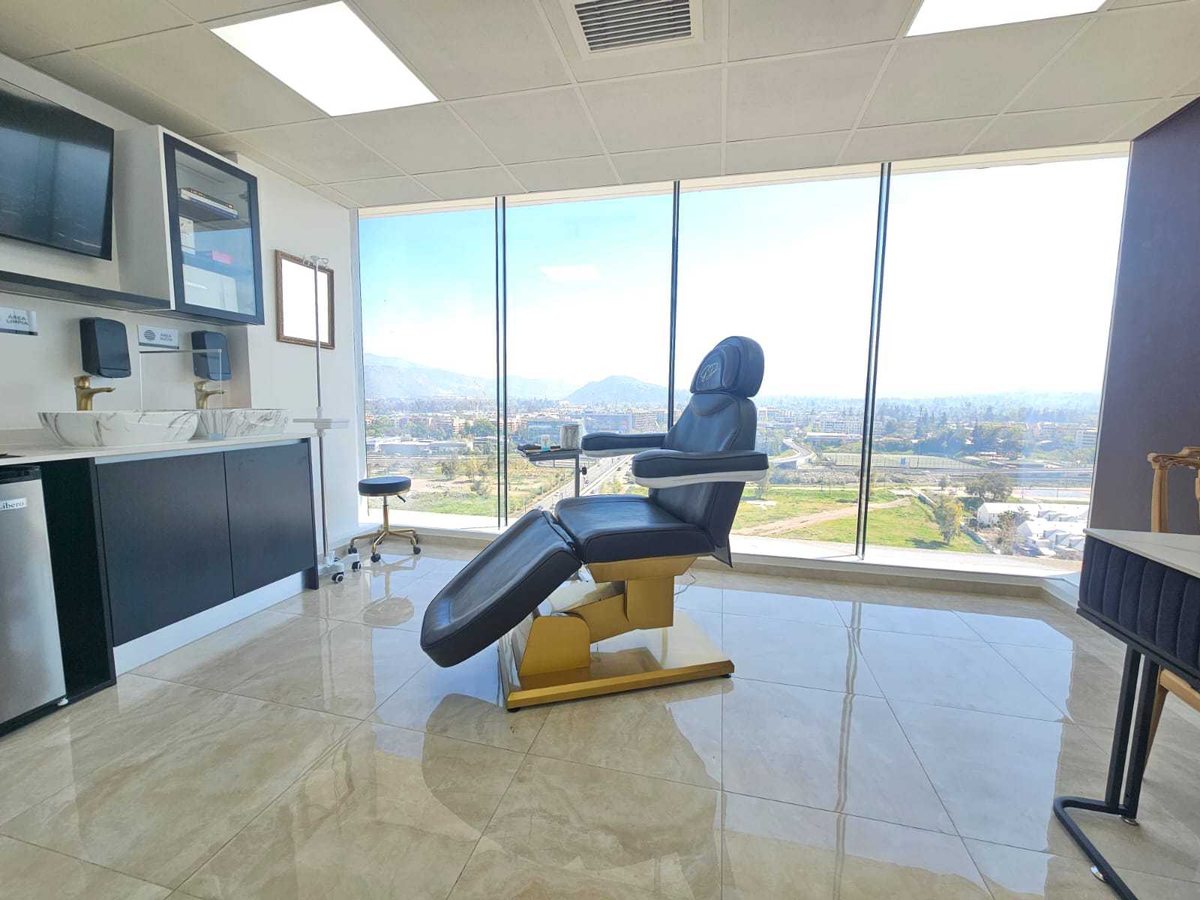 Oficina en Arriendo en Lo Barnechea, Clínica Dental en La Dehesa Equipada (131986)