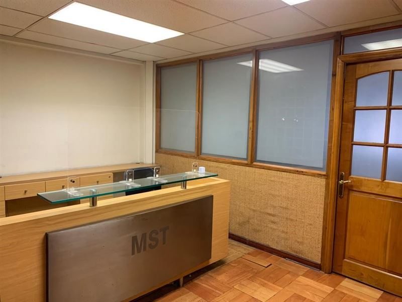 Oficina en Arriendo en Santiago, Amplia oficina de 2 pisos en barrio París y Londres a pasos del metro U de Chile