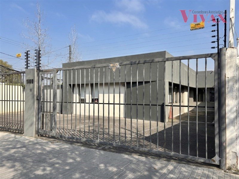 Oficina en Arriendo en Vitacura, Casa esquina remodelada para oficinas 128m2 , con 6 a 9 estacionamientos
