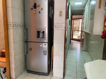 Cocina con pasillo interior que conecta comedor de diario.