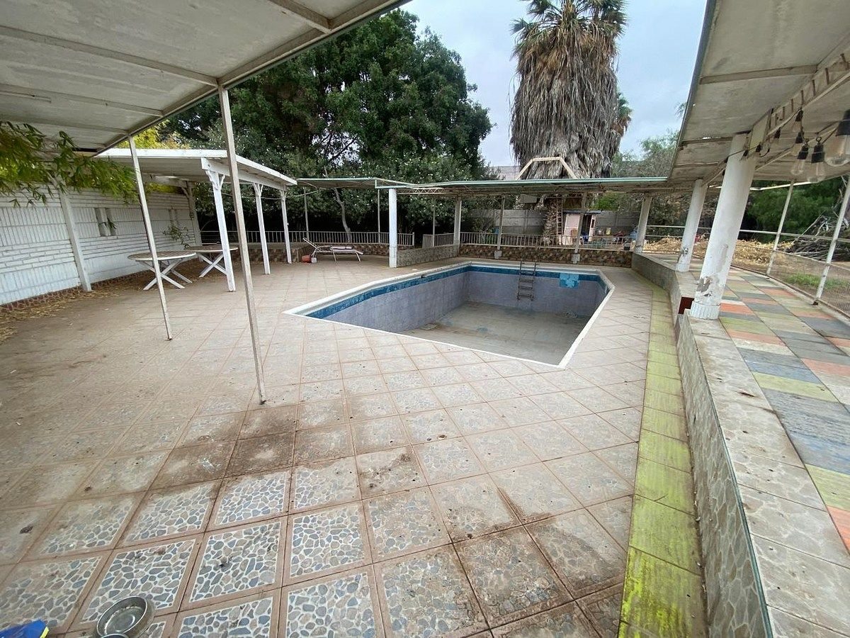 área piscina con cierre