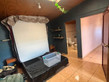 Habitación grande con baño