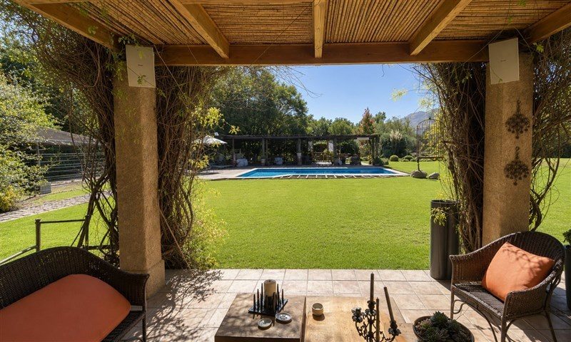 Casa en Venta en Colina, Linda casa estilo inglés en condominio Los Castaños opción de derechos de agua
