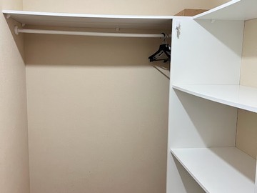 WALK IN CLOSET
