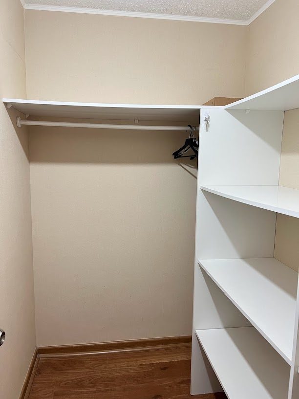 WALK IN CLOSET