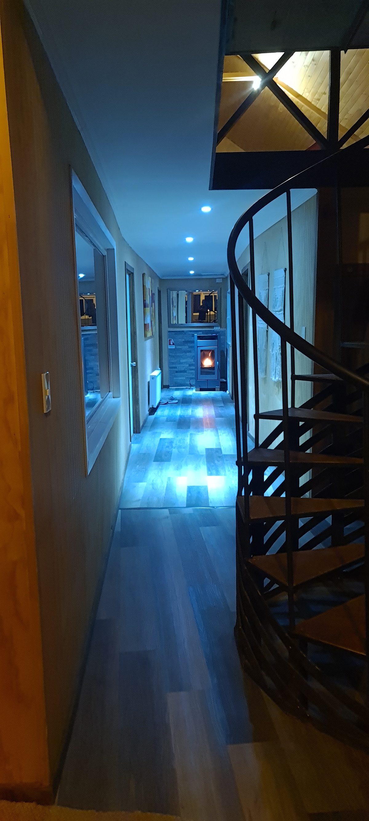 Escalera y pasillo nocturno