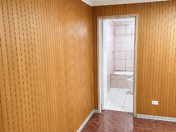 Dormitorio con baño