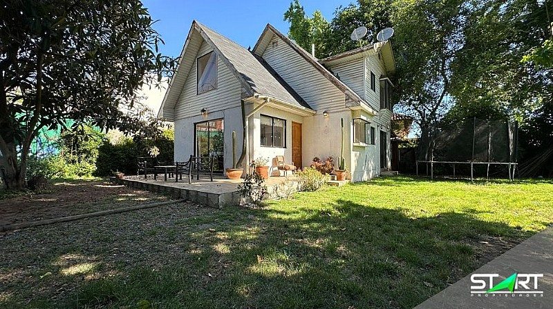 Casa en Venta en La Reina, Se vende 2 casas con gran terreno en exclusivo condominio.