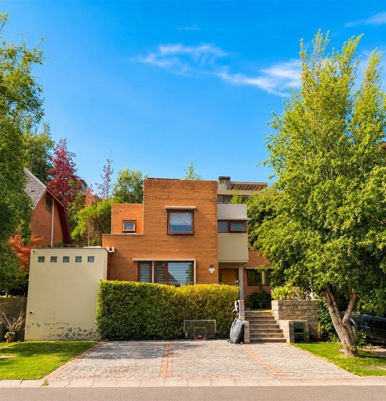 Casa en Venta en Las Condes, Casa mediterránea en condominio. No perimetral a pasos UDD