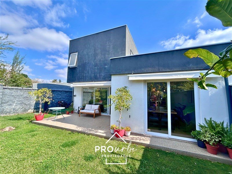 Casa en Venta en Las Condes, Casa de 2 pisos totalmente remodelada, Isabel la Católica con Tomas Moro, Las Condes