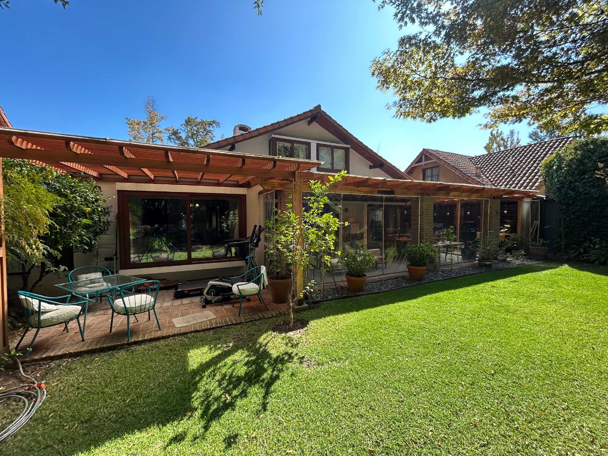 Casa en Venta en Las Condes, Sector seguro, buena ubicacion y conectividad (146954)