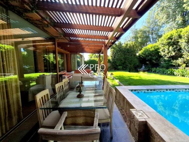 Casa en Venta en Las Condes, Vende - en condominio