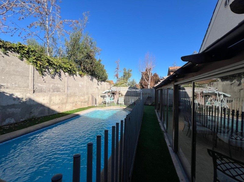 Casa en Venta en Lo Barnechea, Casa con habilitacion comercial en mall en lo barnechea