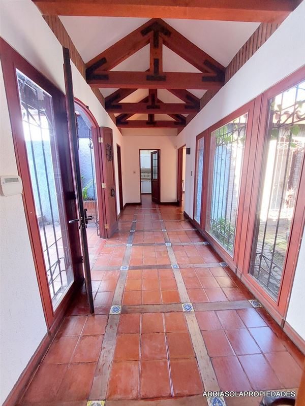 Casa en Venta en Lo Barnechea, 4D 3B escritorio, piscina, sala estar 215 en 800 de terreno