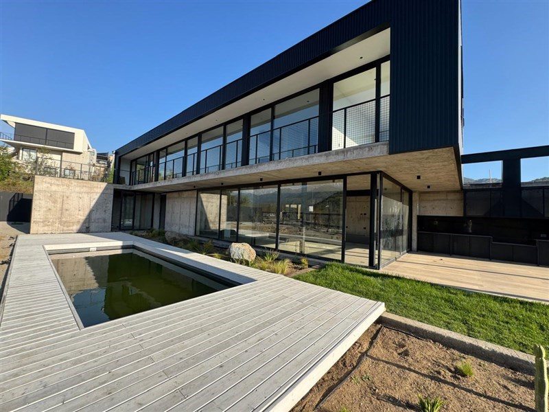 Casa en Venta en Lo Barnechea, Moderna casa nueva en seguro condominio sector Los Bravos